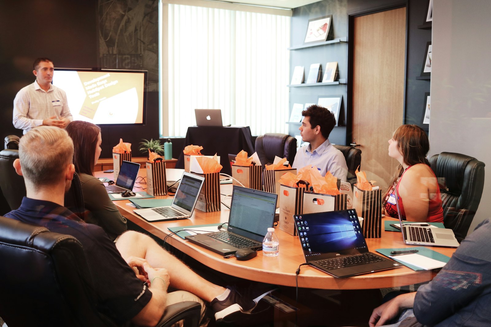 Advisory meeting around a conference table